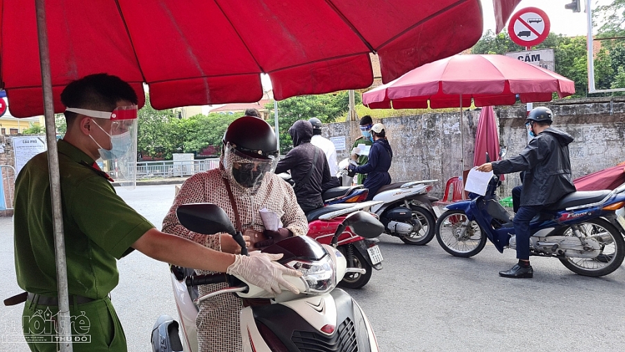 Lực lượng công an kiểm soát người và phương tiện ra vào khu vực phường Chương Dương, quận Hoàn Kiếm