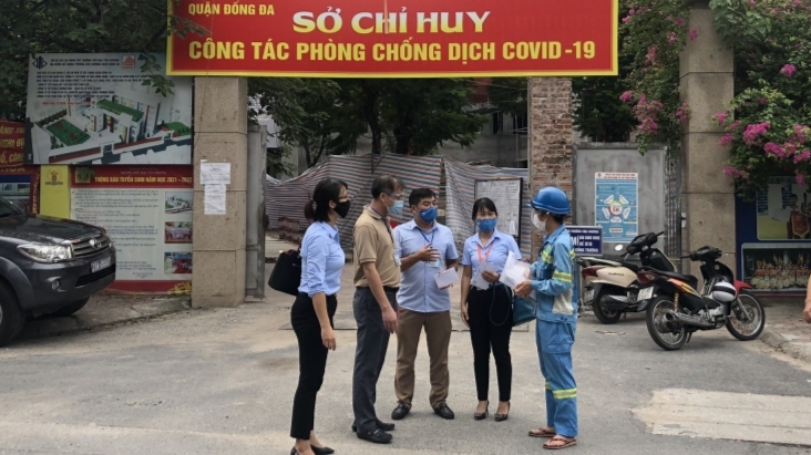 Lãnh đạo Công ty động viên tổ lao công trước khi làm nhiệm vụ trong khu cách ly