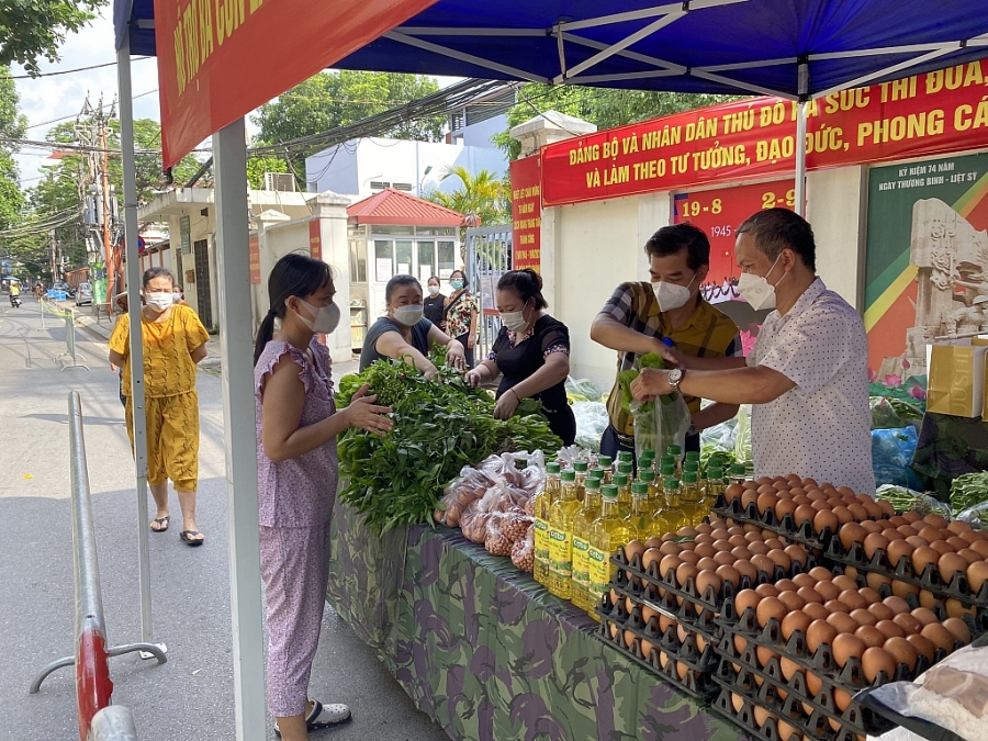 Người dân đảm bảo giãn cách và nhận đúng suất quà của mình