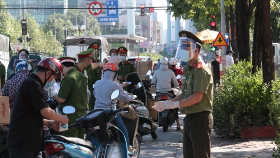 Lực lượng liên ngành kiểm tra giấy đi đường của người dân lưu thông ở 12 quận nội đô