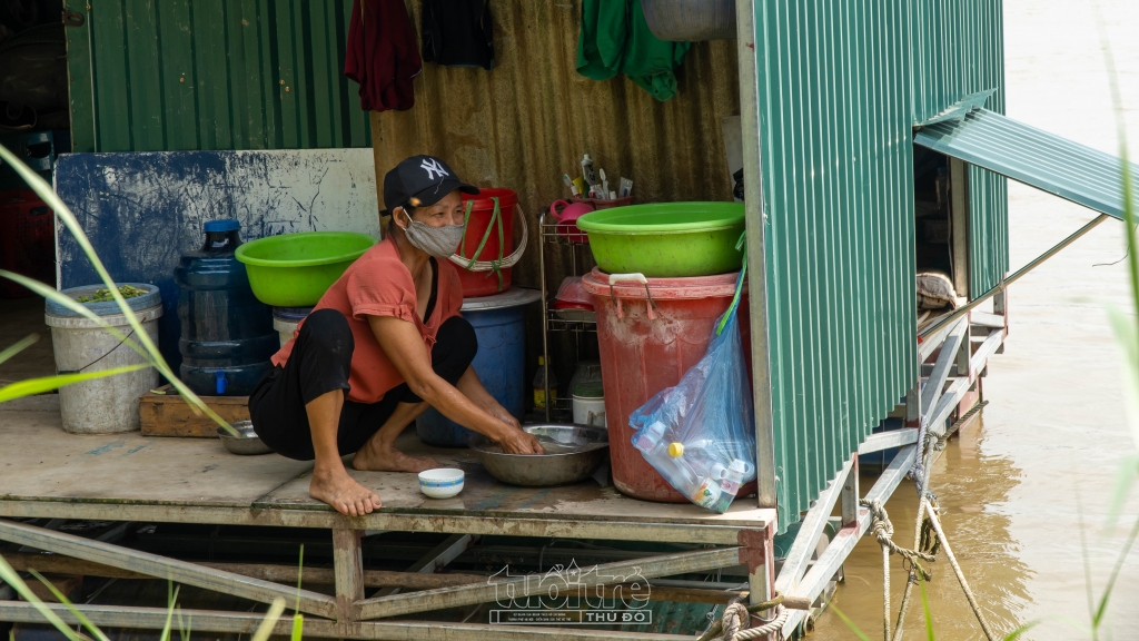 Trong thời gian TP Hà Nội giãn cách xã hội, cô Oanh chỉ biết loanh quanh quanh căn nhà phao của mình