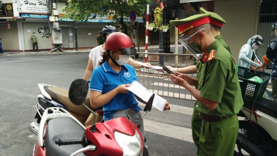 Cán bộ chụp lại giấy đi đường để báo cáo