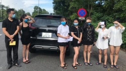 Phát hiện ô tô chở 6 cô gái sử dụng giấy đi đường giả