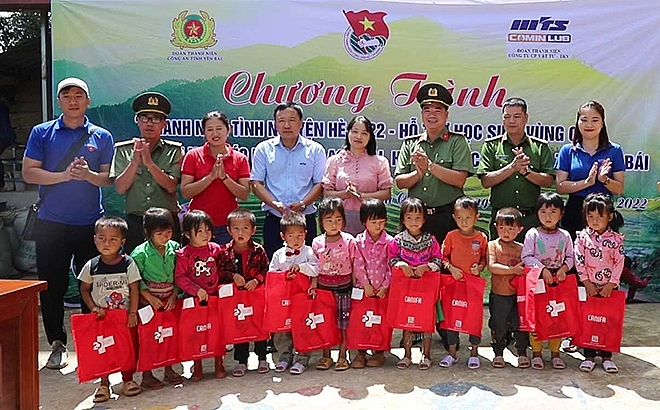 Đoàn công tác tặng quà cho các em học sinh có hoàn cảnh khó khăn