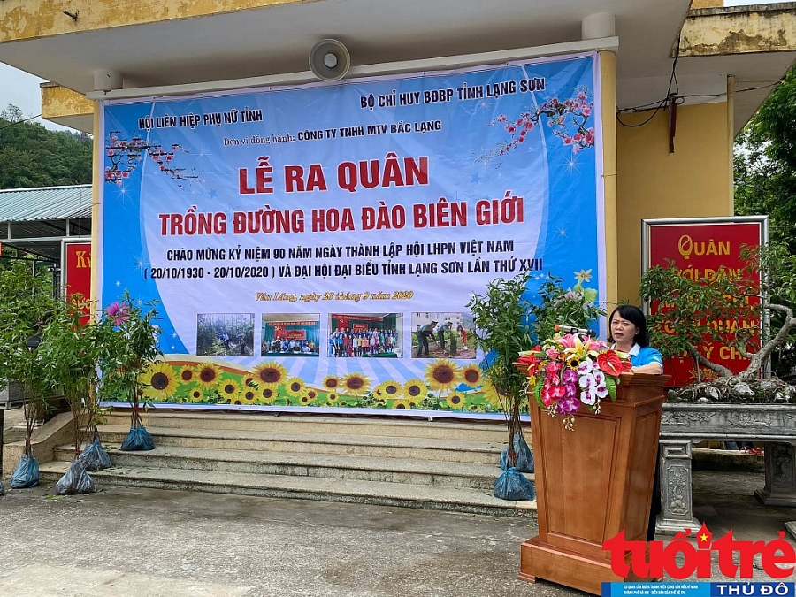 Bà Nông Thanh Hải, Chủ tịch Hội LHPN tỉnh Lạng Sơn phát biểu tại lễ ra quân trồng đường hoa Đào biên giới tại huyện biên giới Văn Lãng ngày 23/9/2020