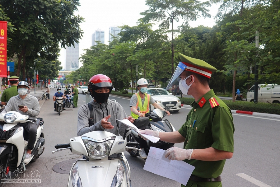 Lực lượng cơ động mạnh kiểm tra giấy tờ người đi đường trên đường Nguyễn Chí Thanh