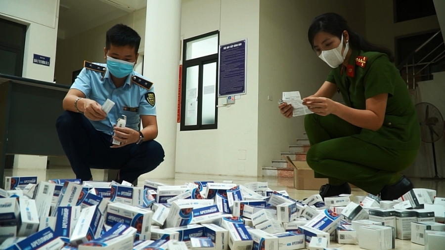 Lực lượng công an và Quản lý thị trường kiểm đếm số thuốc thu giữ