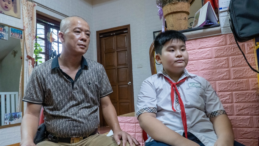 Anh Quang cùng con trai theo dõi lễ khai giảng quang phần mềm zoom
