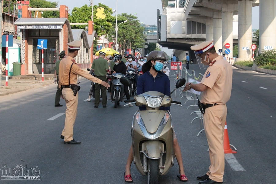 Người dân lưu thông trên tuyến nội đô đều được kiểm tra kỹ giấy tờ