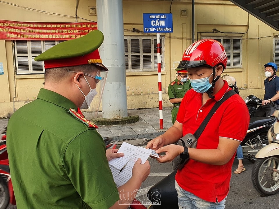 Sáng nay (6/9) nhiều người dân đã sử dụng giấy đi đường mới