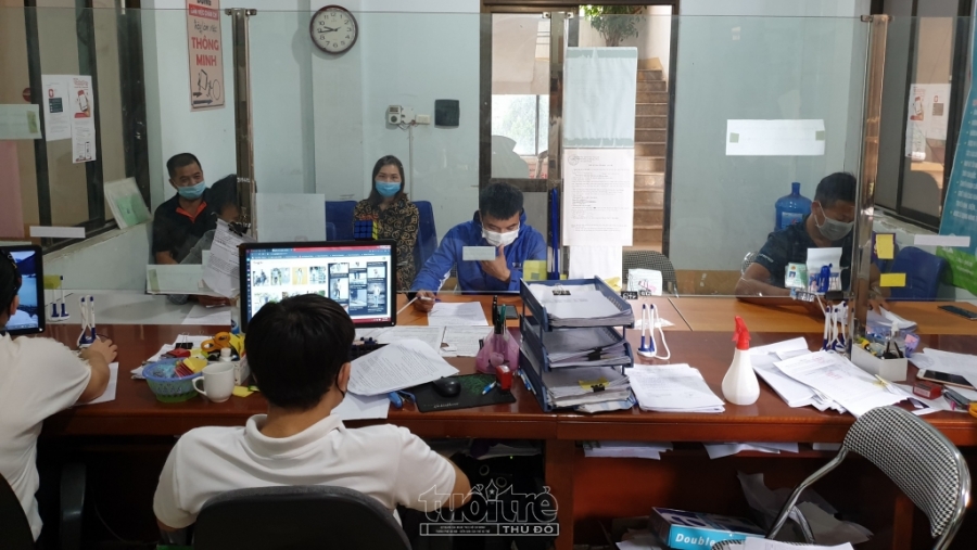 Người lao động đến làm thủ tục hưởng bảo hiểm thất nghiệp ở Trung tâm Dịch vụ việc làm tỉnh Lạng Sơn