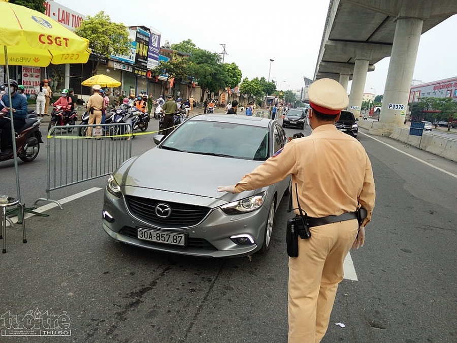 Lực lượng chức năng đã có mặt từ rất sớm để triển khai phương án kiểm soát. Lưng áo cán bộ chiến sĩ đã đẫm mồ hôi