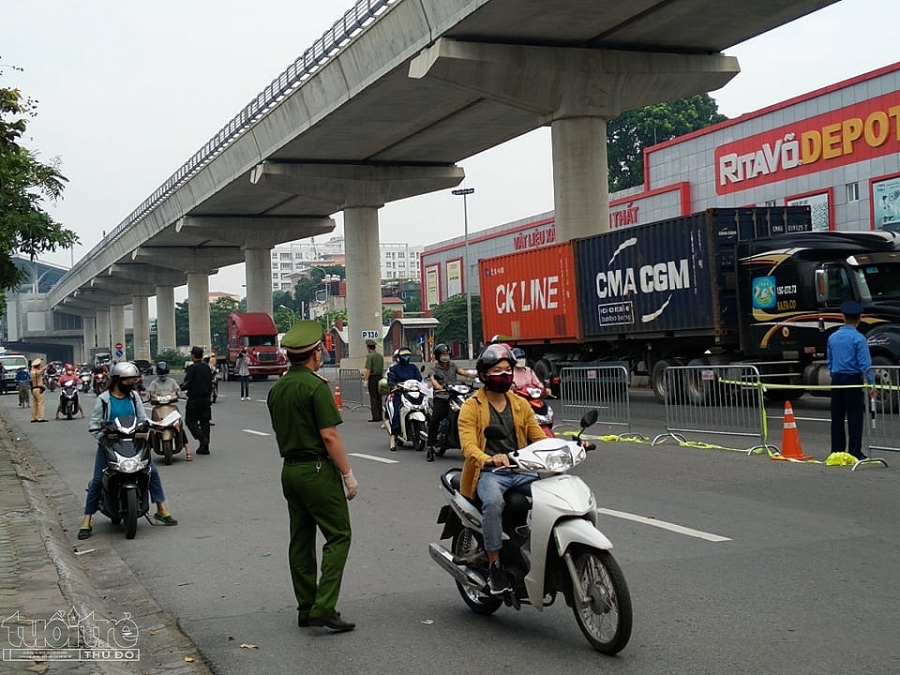 Giải quyết các điểm ùn tắc, tích cực tuyên truyền về giấy đi đường