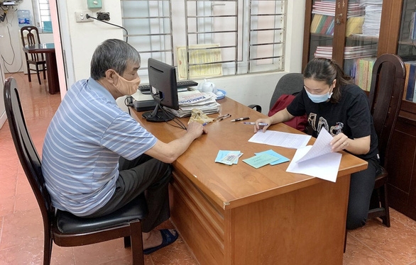 Người dân Hà Nội nhận lương hưu, trợ cấp BHXH (ảnh Hà Quân)
