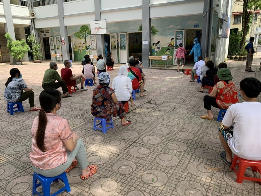 Người dân phường Ngọc Khánh xếp hàng giãn cách đợi đến lượt xét nghiệm