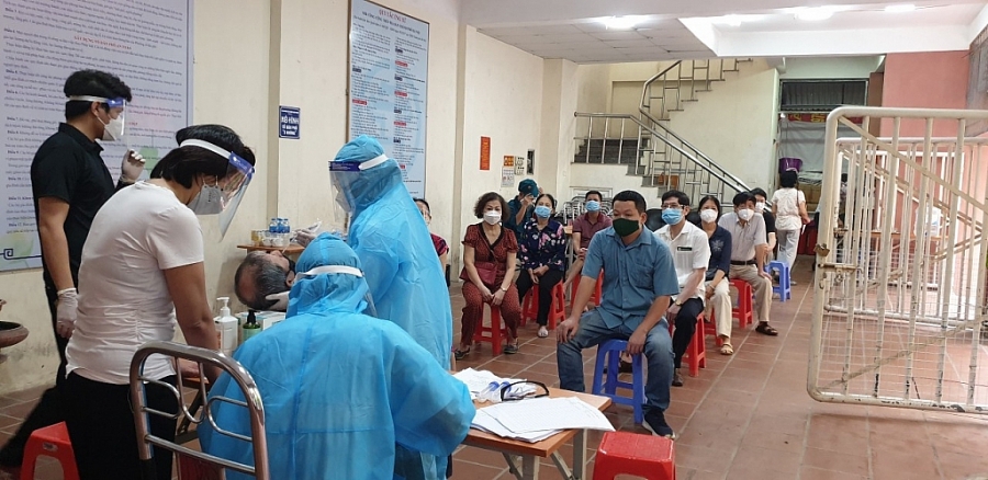 Phường Phúc Xá tổ chức lấy mẫu ở nơi rộng rãi, thoáng mát Phường Phúc Xá tổ chức lấy mẫu ở nơi rộng rãi, thoáng mát