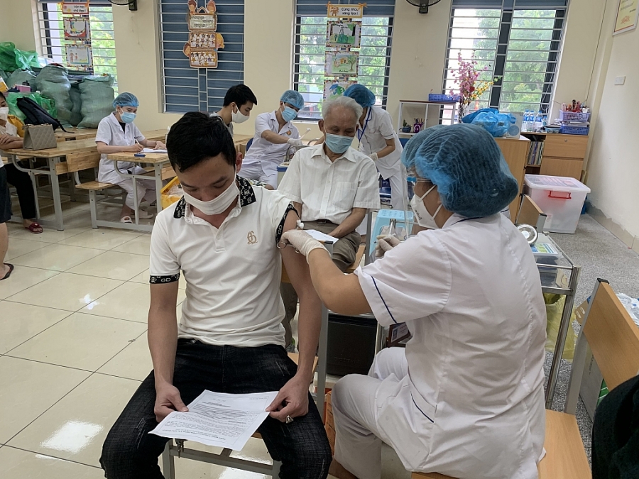 Người dân phường Liễu Giai tiêm vắc xin Người dân phường Liễu Giai tiêm vắc xin