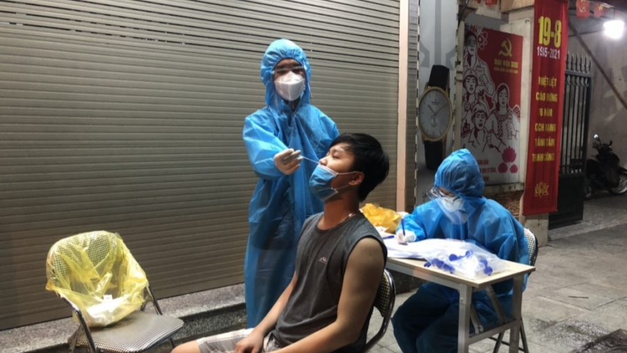 Trong khi đó việc lấy mẫu và tiêm chủng cho người dân vẫn được thực hiện với sự cố gắng của cả lực lượng chức năng và người dân Trong khi đó việc lấy mẫu và tiêm chủng cho người dân vẫn được thực hiện với sự cố gắng của cả lực lượng chức năng và người dân