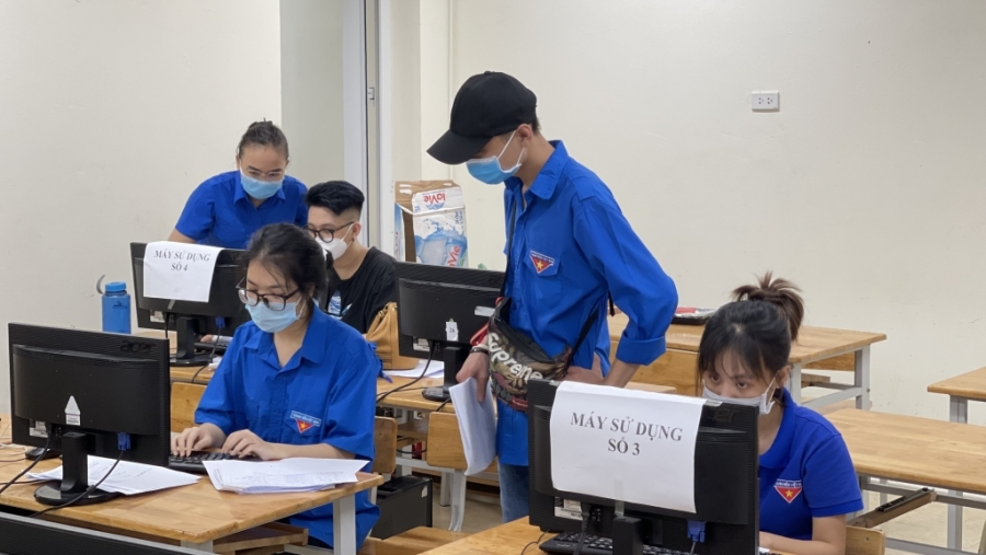 Tổ nhập liệu phần lớn là các bạn trẻ, lực lượng đoàn viên thanh niên trên địa bàn Tổ nhập liệu phần lớn là các bạn trẻ, lực lượng đoàn viên thanh niên trên địa bàn