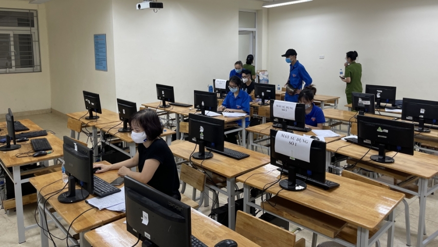 Trong tổ nhập liệu có đoàn viên, thanh niên, giáo viên, công an và nhiều lực lượng khác Trong tổ nhập liệu có đoàn viên, thanh niên, giáo viên, công an và nhiều lực lượng khác