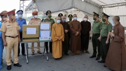 Ban Trị sự Giáo hội Phật giáo Việt Nam TP Hà Nội tặng quà 40 chốt phòng dịch