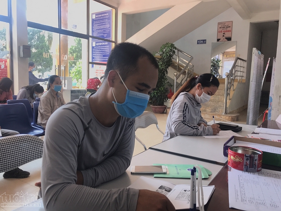 Người lao động đến làm thủ tục hưởng bảo hiểm thất nghiệp tại Trung tâm Dịch vụ việc làm tỉnh Lạng Sơn