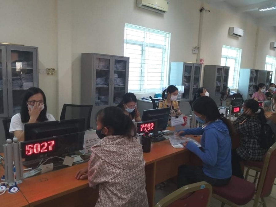 Người lao động tham gia một phiên giao dịch việc làm tại Trung tâm Dịch vụ việc làm Thanh Hoá (ảnh TH)