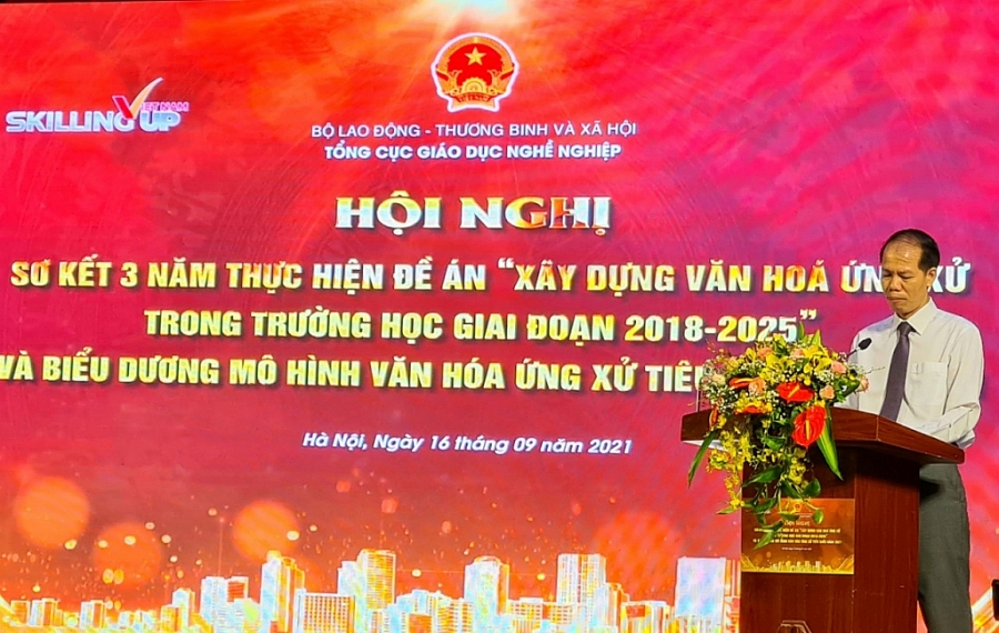 Ông Đỗ Năng Khánh, Phó tổng cục trưởng Tổng cục giáo dục nghề nghiệp báo cáo sơ kết 3 năm thực hiện Đề án văn hoá ứng xử trong trường học giai đoạn 2018 – 2025