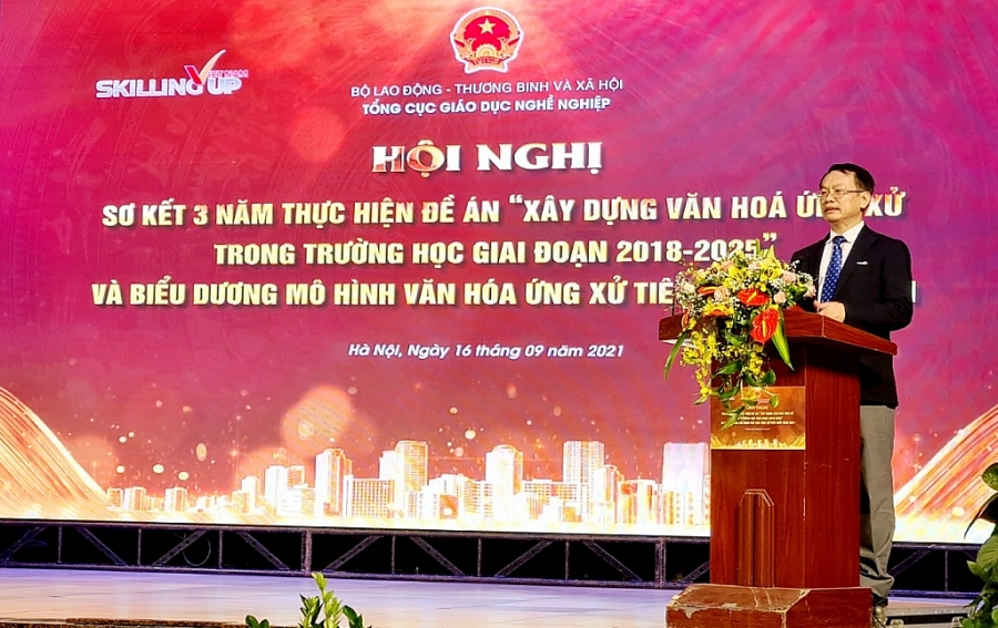Ông Phạm Xuân Khánh, Phụ trách trường Cao đẳng nghề Công nghệ cao Hà Nội tham luận tại hội nghị