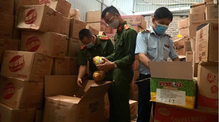 Phát hiện bánh kẹo ưa thích của trẻ nhỏ trong kho hàng lậu phục vụ Trung thu