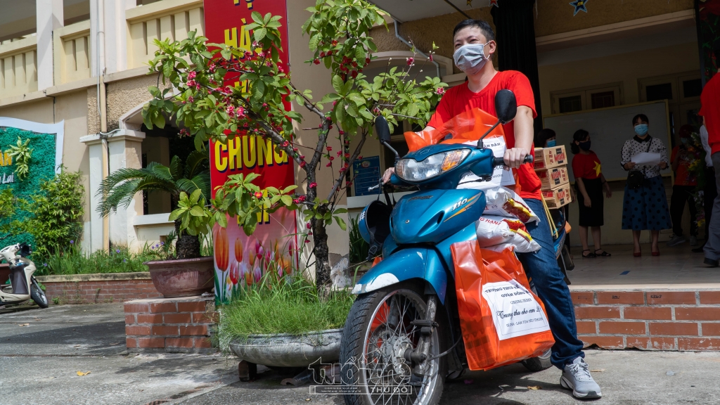 Với những gia đình ở sâu trong ngõ nhỏ, các thầy cô sẽ sử dụng xe máy để có thể mang những phần quà tới tận tay các em