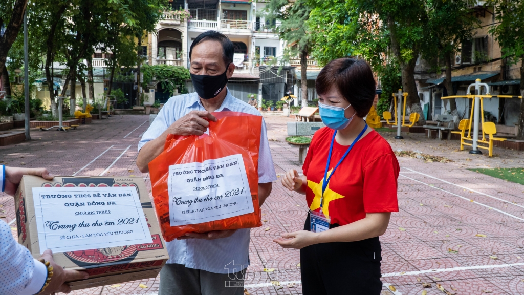 Các phần quà là những thực phẩm thiết yếu phục vụ cho sinh hoạt như: gạo, nước mắm, dầu ăn và không thể thiếu bánh Trung thu được chuyển đến tận tay gia đình các em