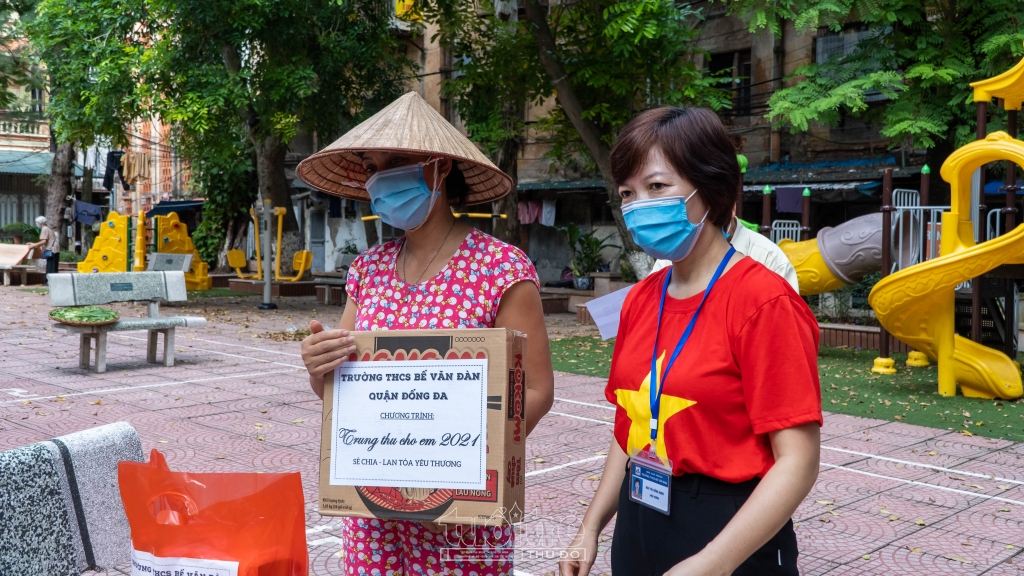 Phần quà tuy nhỏ, nhưng đó là sự động viên kịp thời, sẻ chia trong lúc khó khăn của tập thể nhà trường, bậc phụ huynh và nhà hảo tâm