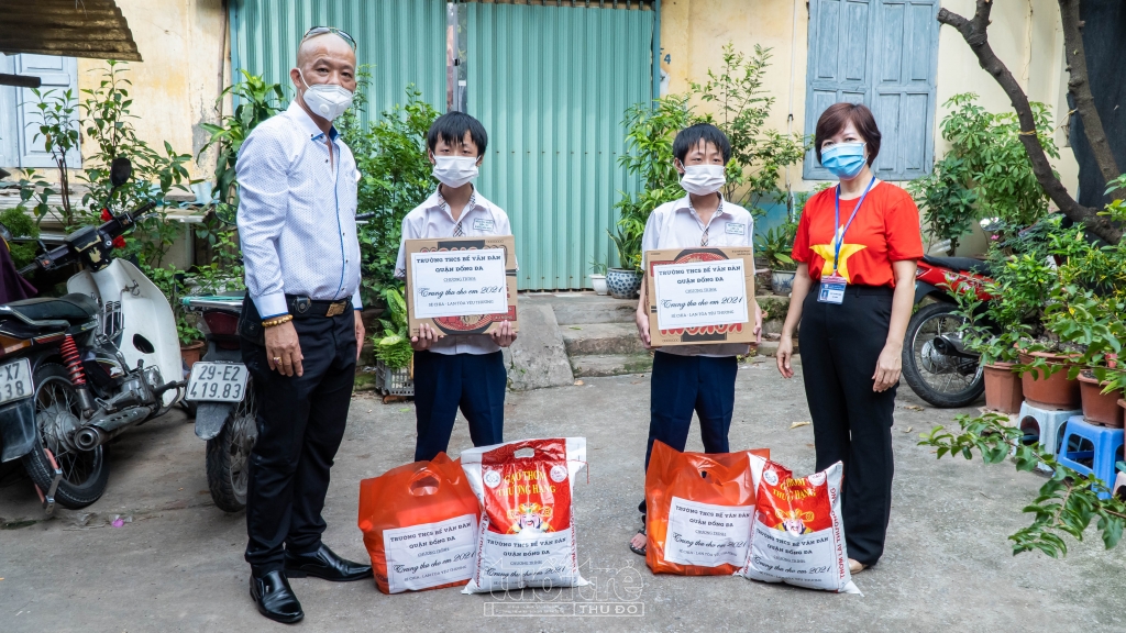 Em Nguyễn Văn Kiên và Nguyễn Văn Nhẫn vui mừng khi nhận được những phần quà từ nhà trường cũng như các nhà hảo tâm gửi tới