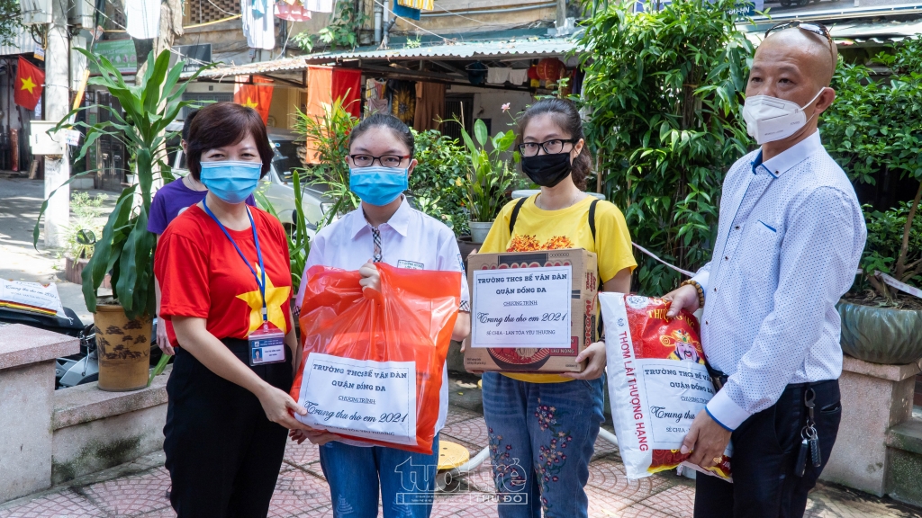 Nhiều em học sinh có hoàn cảnh đặc biệt được nhà trường hỗ trợ các phần quà thiết thực