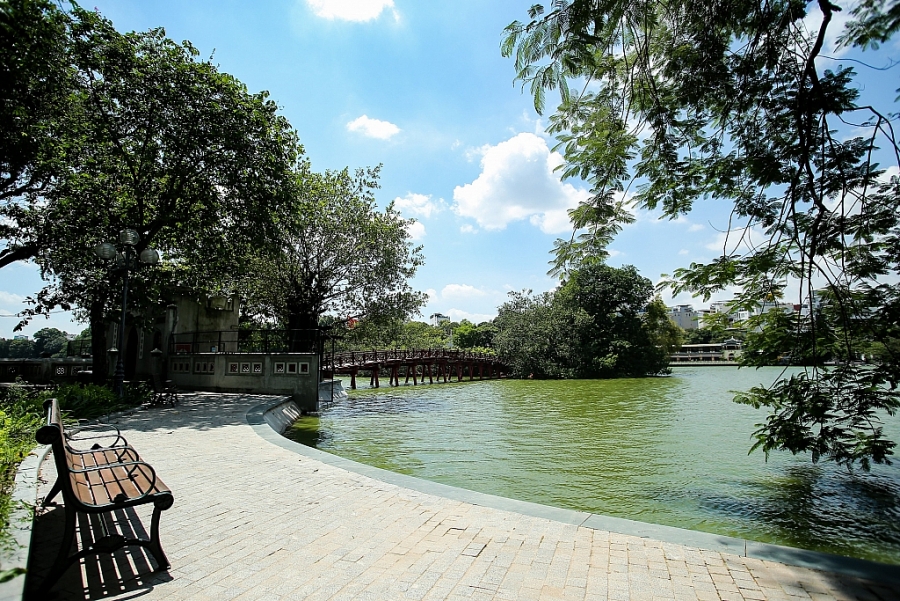 Góc nhìn cầu Thê Húc được nhiều du khách chọn để lưu giữ hình ảnh Hà Nội