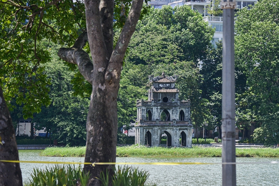 Dây chăng quanh lối người dân thường dạo quanh khu vực hồ Hoàn Kiếm khiến nơi đây chưa lấy lại được vẻ nhộn nhịp vốn có