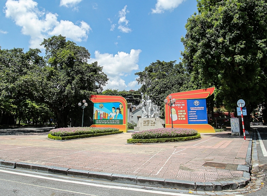 Tượng đài Cảm tử ghi dấu trận chiến lịch sử Hà thành với những di tích đẹp tĩnh lặng giữa thu