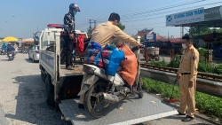 Hàng trăm người dân từ các tỉnh phía Nam ra được CSGT Hà Nội dẫn về quê