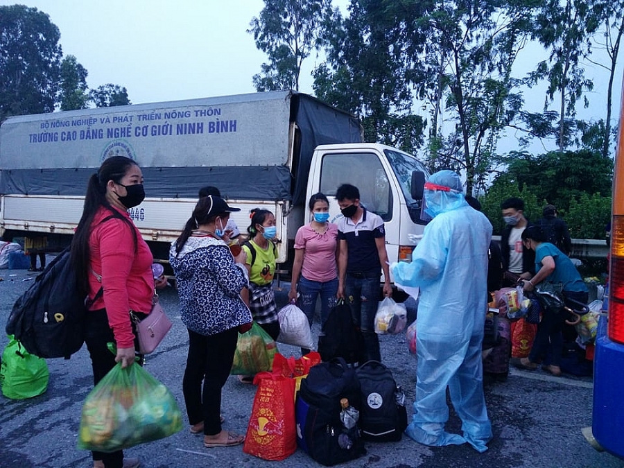 Thiếu tá Chử Anh Sơn, Đội Cảnh sát giao thông số 4 cho biết, tiếp nhận dẫn đoàn xe buýt 8 xe buýt và nhiều xe máy từ 0h15 ngày 6/10, đến khoảng 2h30 ngày 7/10 đoàn đã về an toàn khu vực cầu Trung Hà bàn giao cho Công an tỉnh Phú Thọ tiếp tục dẫn đoàn qua 