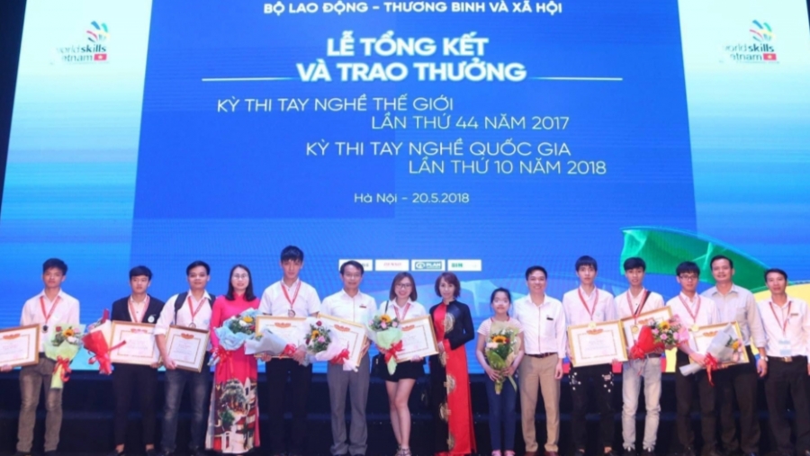Sinh viên Khoa nhận huy chương vàng của tổng cục GDNN trong kỳ thi tay nghề quốc gia năm 2018
