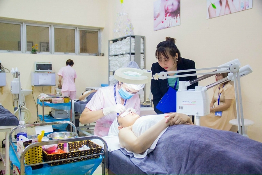Cô Trần Thị Lan làm chuyên gia trưởng chấm thi kỳ thi tay nghề quốc gia nghề Chăm sóc sắc đẹp năm 2020 tổ chức tại trường Cao đẳng nghề Công nghệ cao Hà Nội