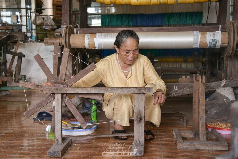  Quá trình quay sợi người quay phải luôn chăm chú điều chỉnh để sợi không bị đứt.