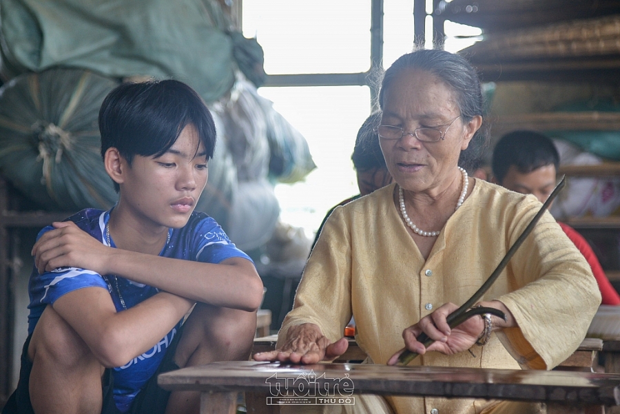 Nghệ nhân Phan Thị Thuận dành tất cả tâm huyết và tình yêu truyền nghề miễn phí. Bà mong muốn những lớp măng non sau này sẽ kế cận và đủ tình yêu với lụa tơ sen để nhân rộng dòng sản phẩm đặc biệt, quý tộc này như chính cái nôi của làng nghề dệt Phùng Xa nổi tiếng.