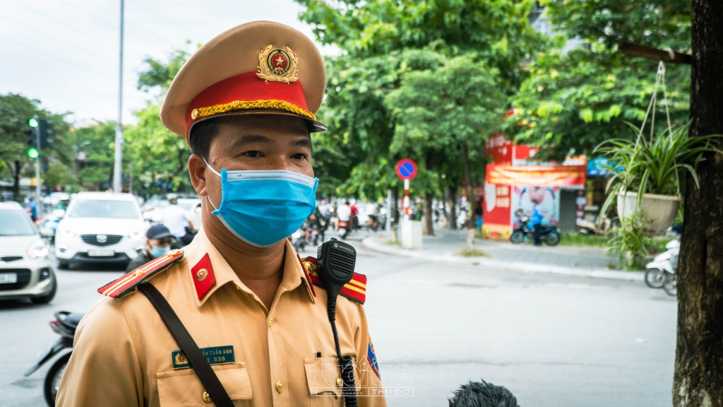 Đỗ xe trước cửa nhà không đúng quy định, người dân phải nộp phạt