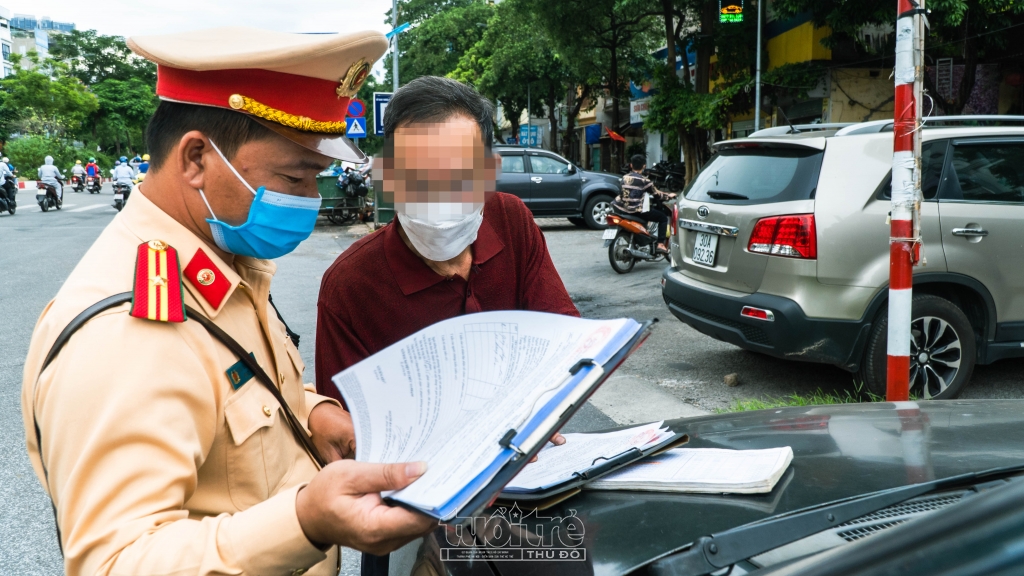 Ông Phạm Đức T vui vẻ ký vào biên bản và hứa sẽ không tái phạm