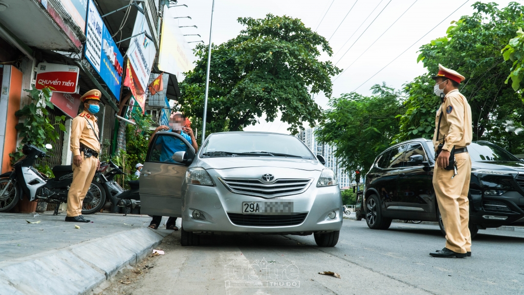 Chiếc ô tô đỗ sai quy định trên phố Kim Ngưu (quận Hai Bà Trưng, Hà Nội)