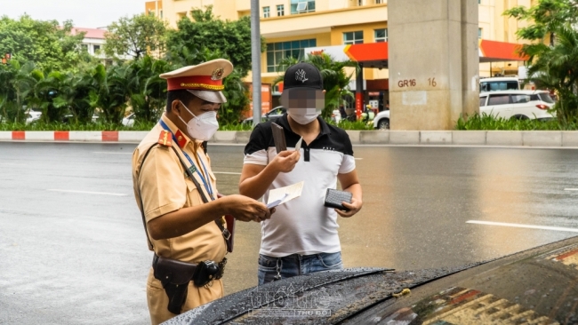 Hàng quán được phục vụ tại chỗ, nhiều tài xế vi phạm lỗi dừng đỗ