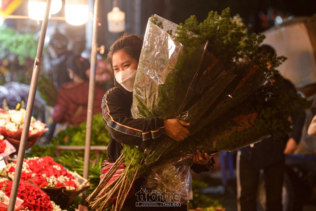 Chợ hoa Quảng An đông đúc, các tiểu thương, thương lái hối hả vận chuyển hoa liên tục. Tại chợ thời điểm này, không chỉ toàn những tiểu thương đi mua hoa buôn, hoa sỉ mà còn có nhiều người dân đến xem hoa, mua hoa lẻ theo bó