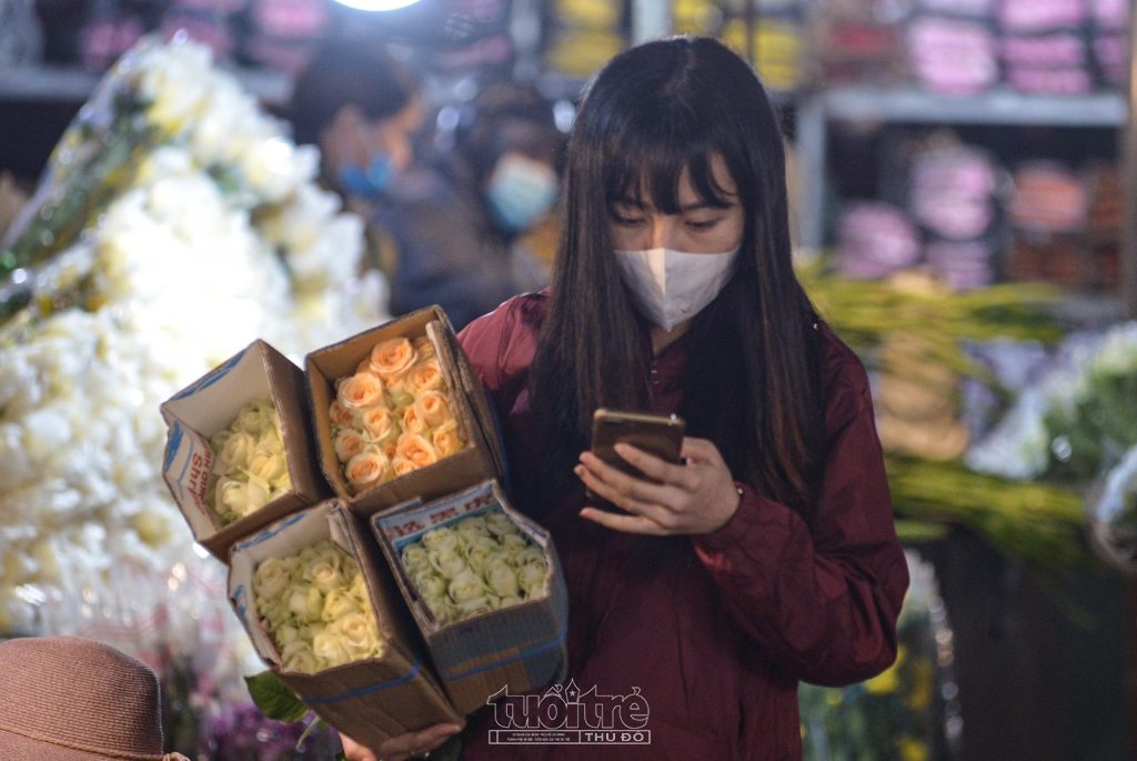 Chợ hoa đêm Quảng An là chợ hoa tươi đầu mối lớn nhất của miền Bắc, tụ họp các loại hoa từ những vùng nổi tiếng trồng hoa ở Hà Nội như: Tây Tựu, Gia Lâm, Đông Anh,... và cả những loại hoa xa xôi từ Đà Lạt, TP.Hồ Chí Minh. Hàng năm, chợ thường đông đúc, nhộn nhịp nhất vào những dịp đặc biệt như ngày lễ, Tết, 20/10...